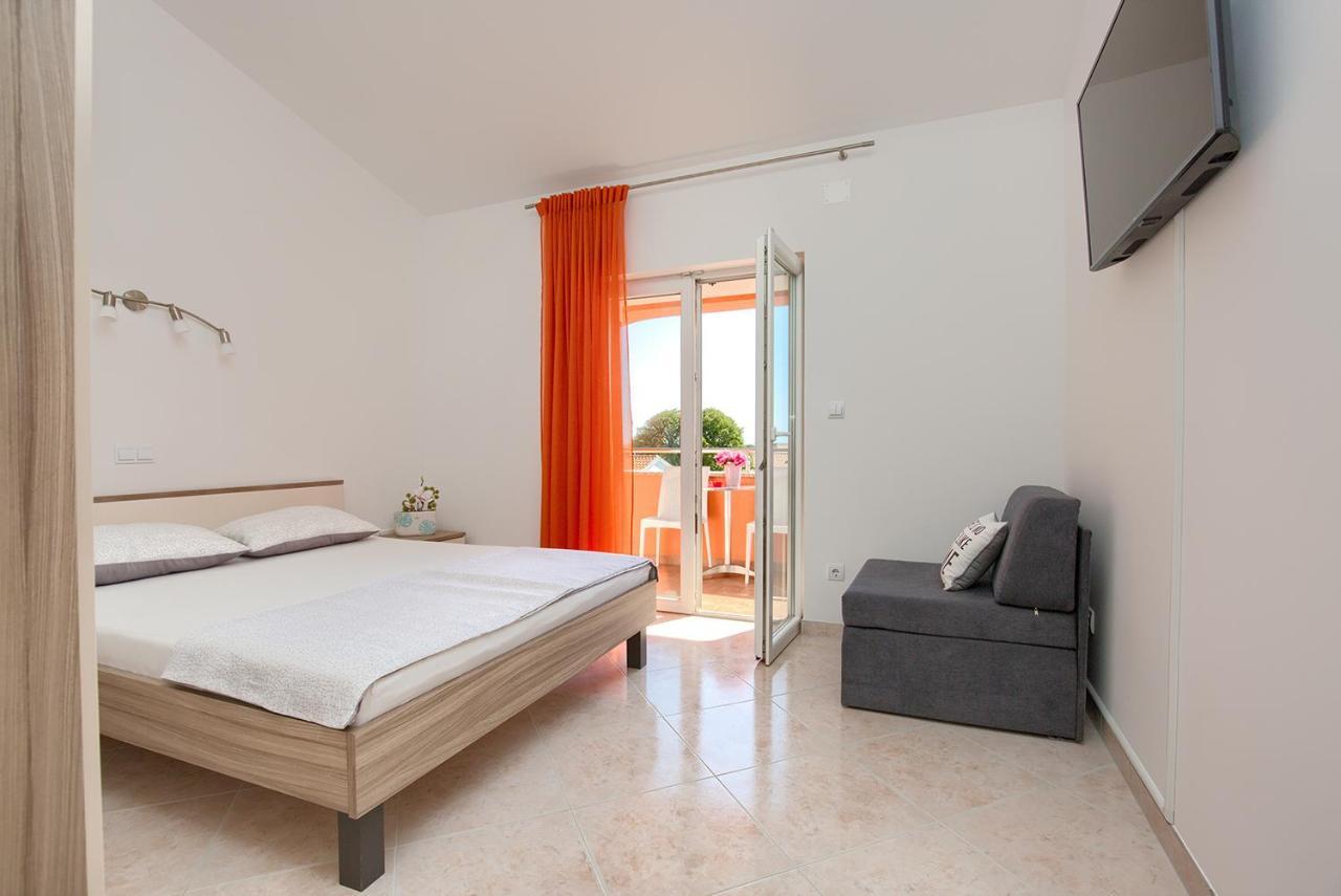 Orange Apartment Medulin