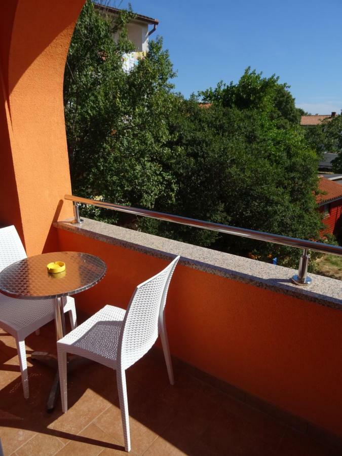 Orange Apartment *